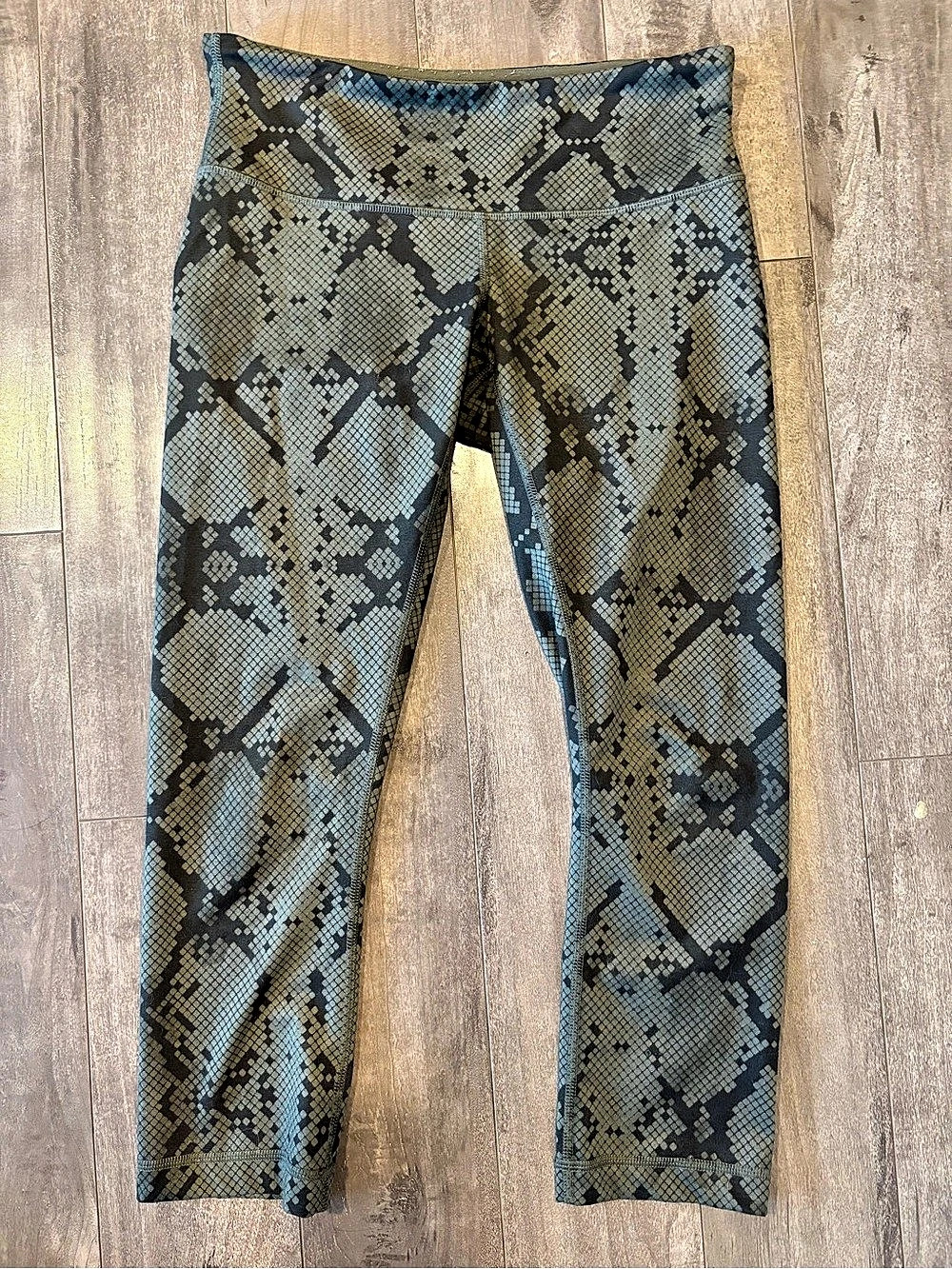 lululemon Crop Legging Snakeprint